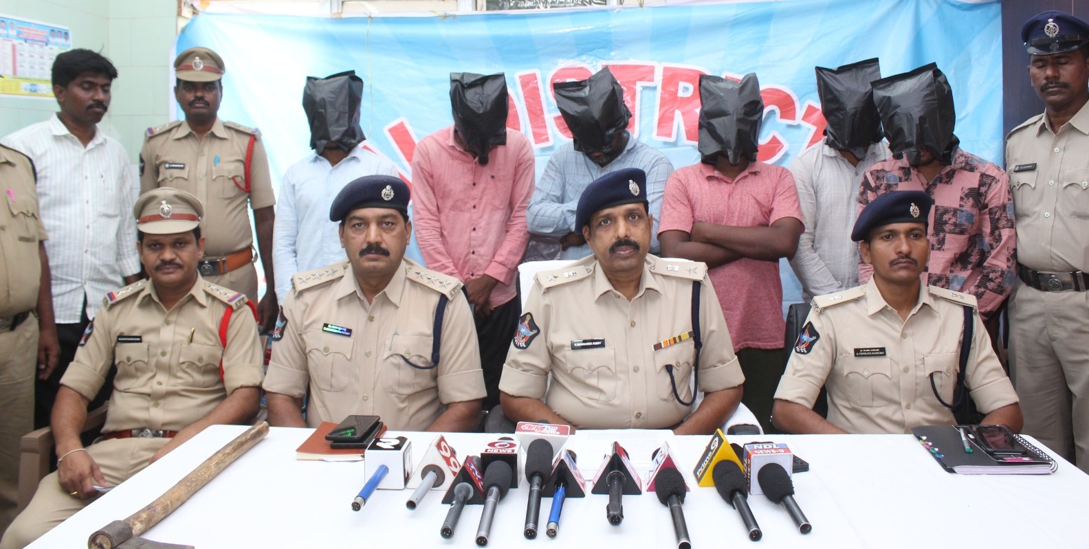 విలేకరుల సమావేశంలో మాట్లాడుతున్న జిల్లా ఎస్‌పి