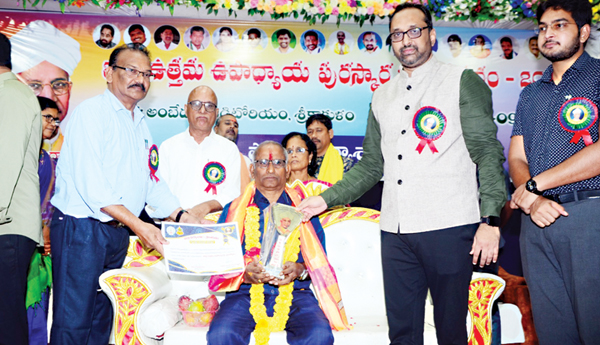 సమాజ నిర్మాణంలో ఉపాధ్యాయుల పాత్ర కీలకం