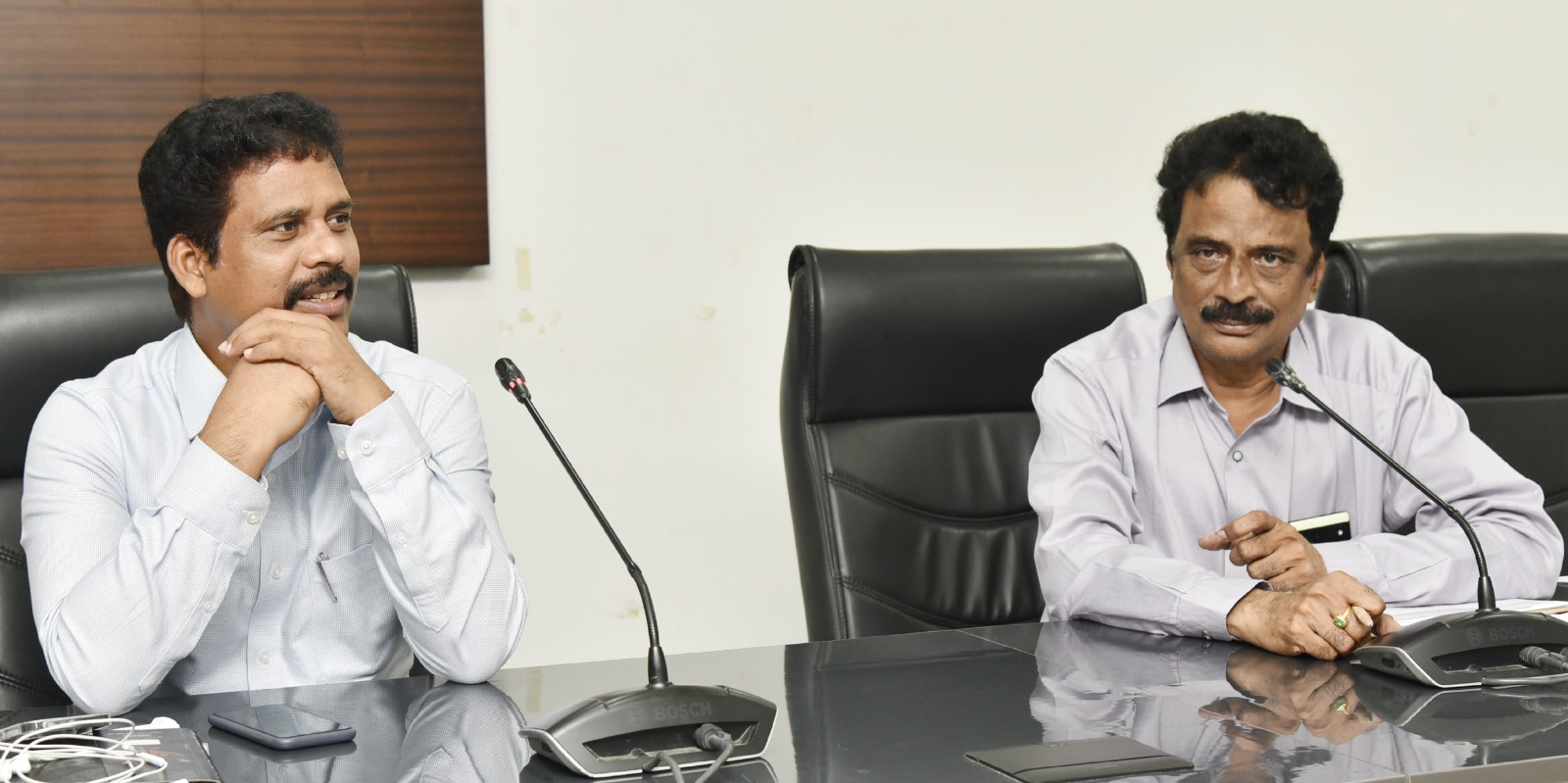 ప్రభుత్వ భవనాలు పూర్తిచేయాలి : కలెక్టర్‌ డిల్లీరావు