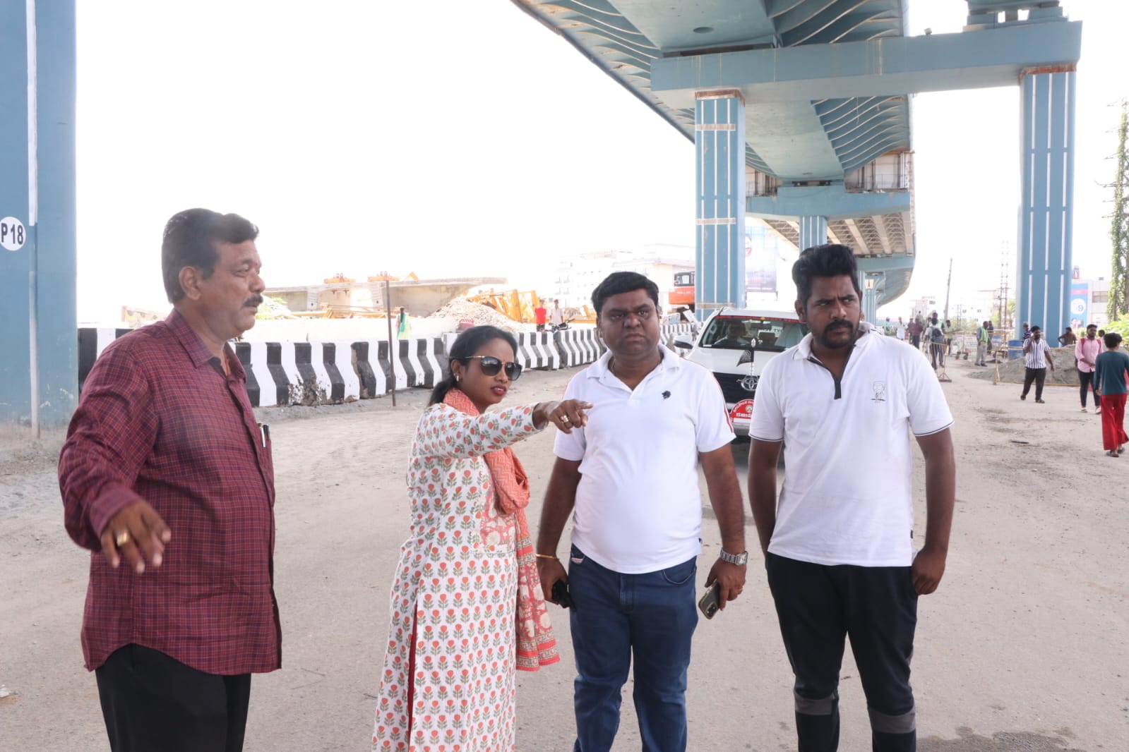 పనులను పరిశీలిస్తున్న కమిషనర్‌ హరిత