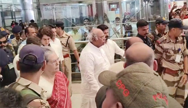 Top-Congress-leaders-reached-Shamshabad-airport