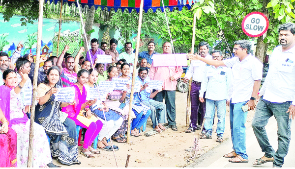 కాంట్రాక్టు ఉద్యోగుల వేడుకోలు దీక్ష