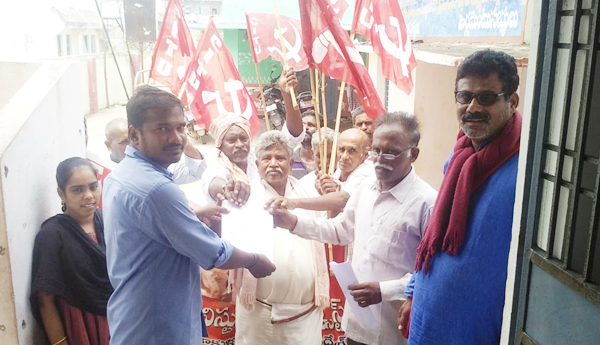 సచివాలయాల వద్ద 'సమరభేరి'