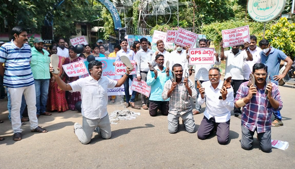cps-employees-protest-against-GPS