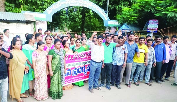 ఒపిఎస్‌ను నిరసిస్తూ ఉరితాళ్లతో నిరసన