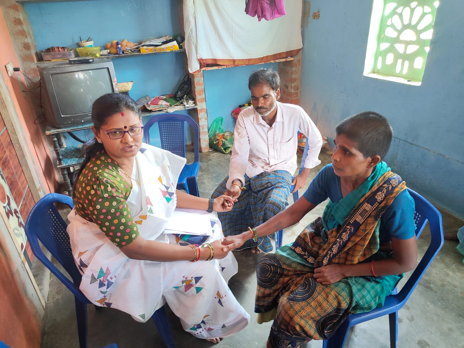 భవ్యశ్రీ తల్లిదండ్రులను పరామర్శిస్తున్న గజ్జల లక్ష్మి 