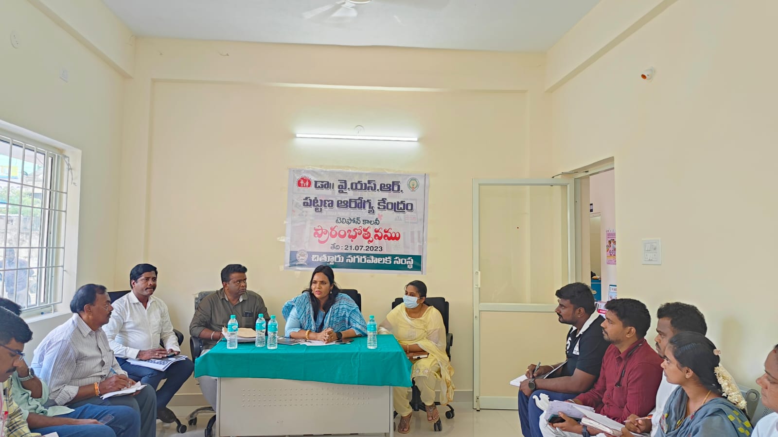 వైద్య సిబ్బందితో సమీక్షిస్తున్న నగర కమిషనర్‌ అరుణ