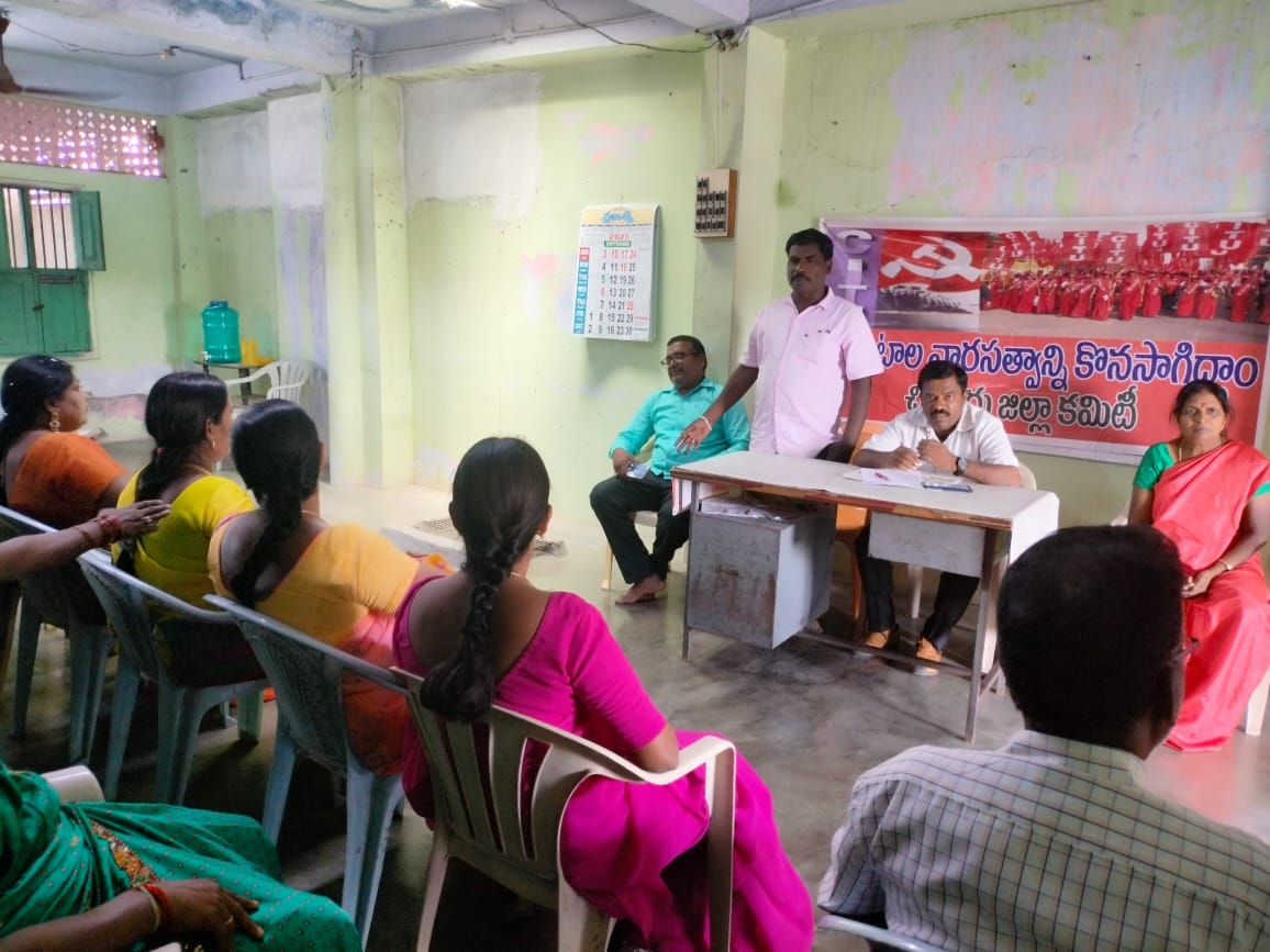 విఓఏల సమావేశంలో మాట్లాడుతున్న రాజశేఖర్‌