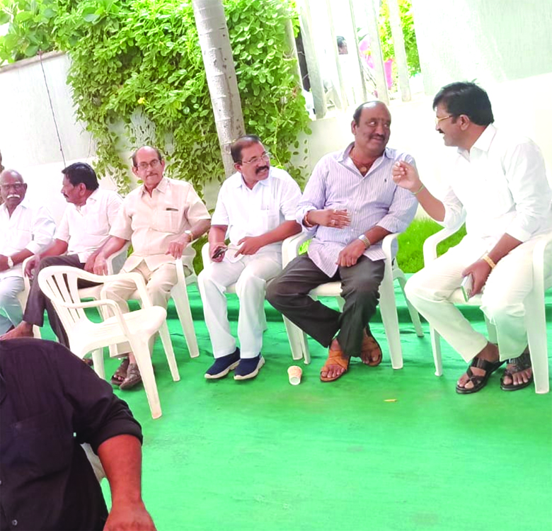 సుకుమార్‌తో వైసిపి నేతలు భేటి