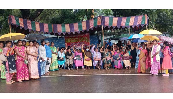 సమస్యలు పరిష్కరించాలని వైద్య,ఆరోగ్యశాఖ ఉద్యోగుల ధర్నా