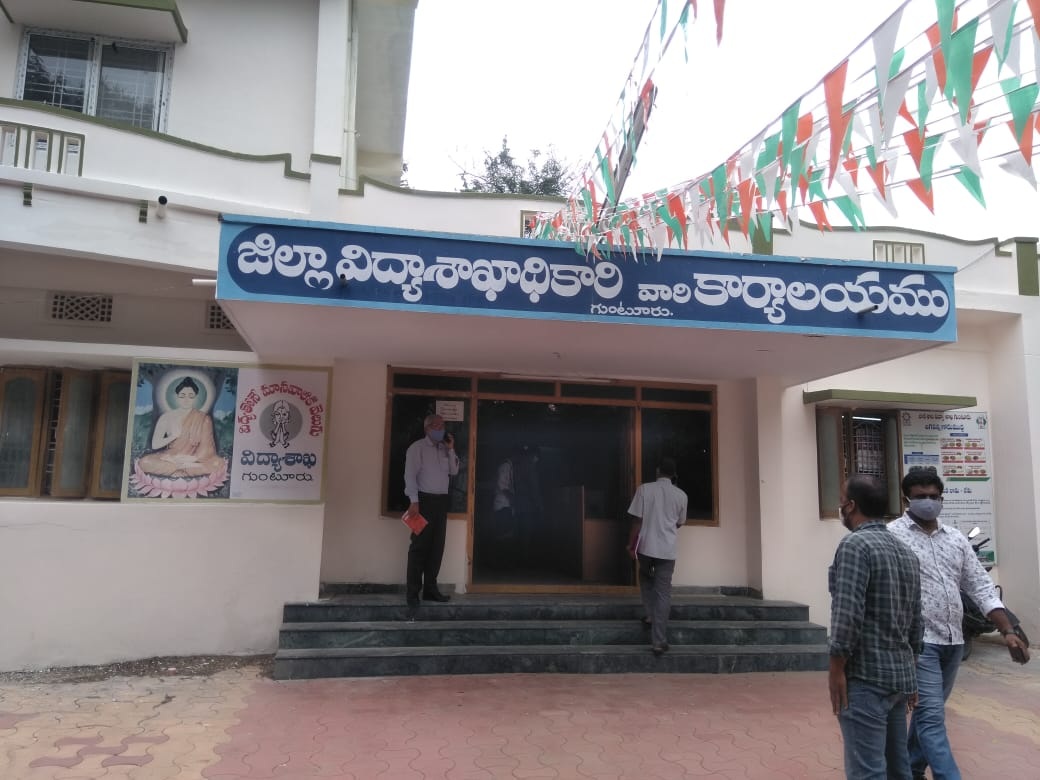 గురువులకు జీతాల వెతలు