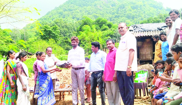 గిరిజనులకు నిత్యావసర వస్తువులు పంపిణీ