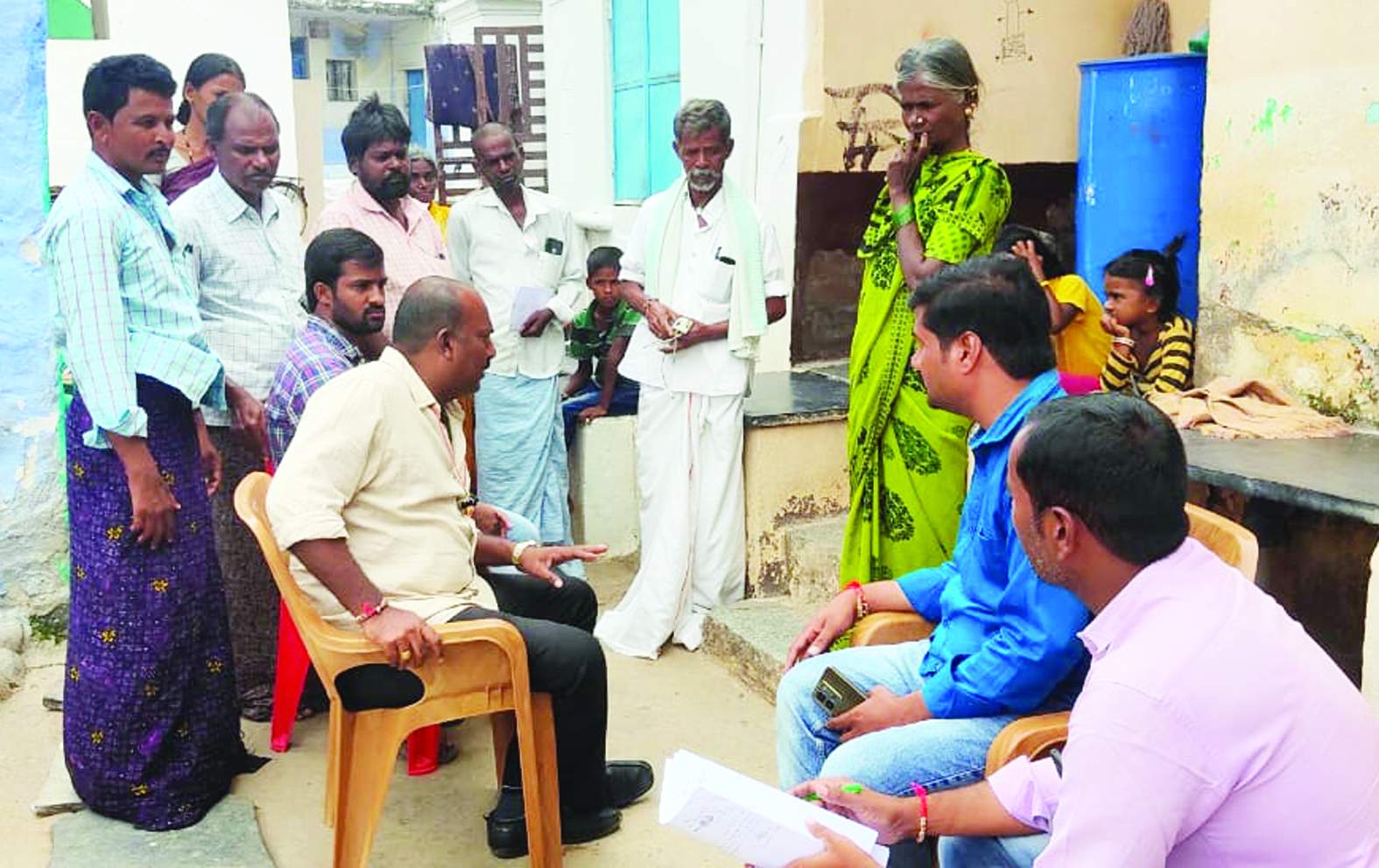 కుటుంబ సభ్యులను పరామర్శిస్తున్న ఎఒ సురేష్‌ బాబు