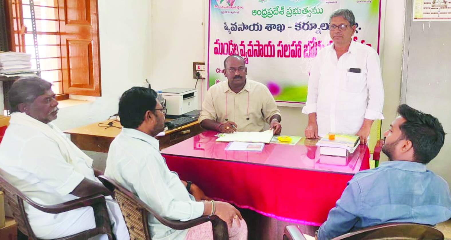 సమావేశంలో మాట్లాడుతున్న హంపి రెడ్డి