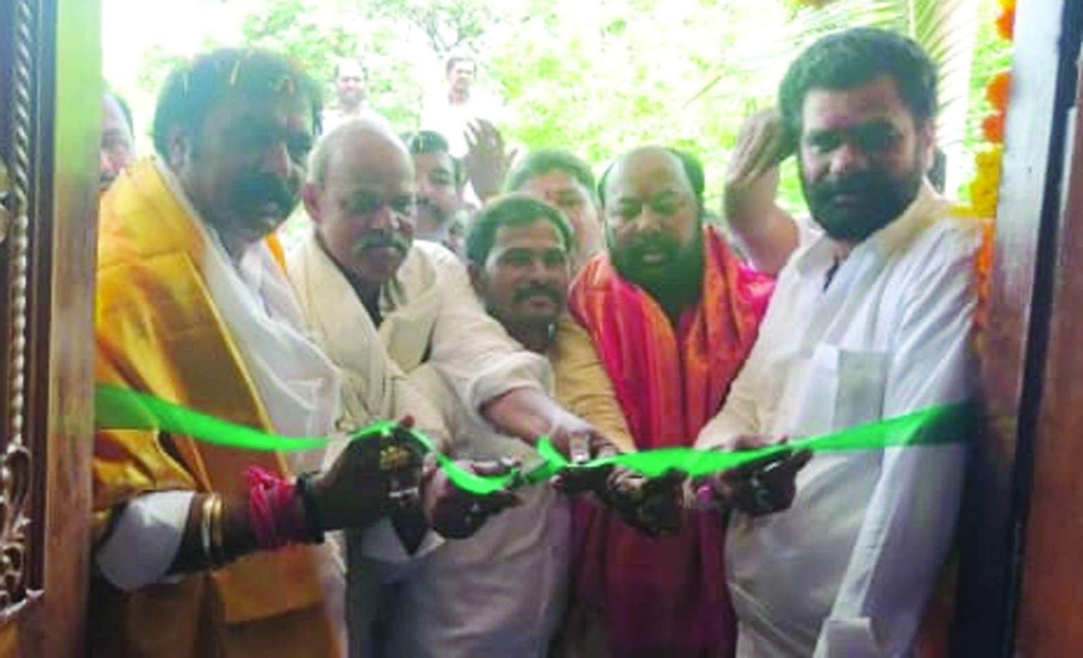 రైతు భరోసా కేంద్రాన్ని ప్రారంభిస్తున్న మంత్రి గుమ్మనూరు జయరామ్‌