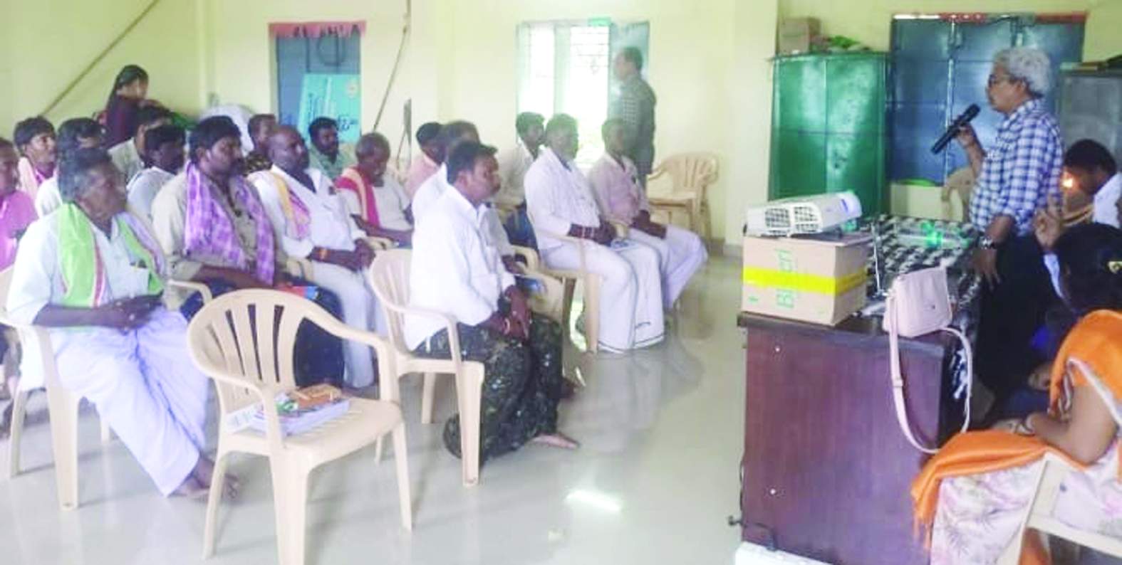 కార్యక్రమంలో మాట్లాడుతున్న పశు వైద్య అధికారులు