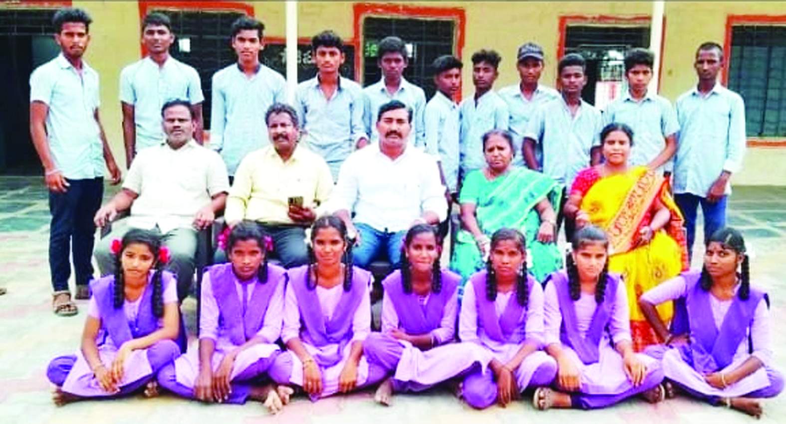 ఎంపికైన విద్యార్థులతో సర్పంచి, ప్రధానోపాధ్యాయులు