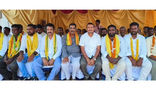 కొనసాగిన టిడిపి దీక్షలు