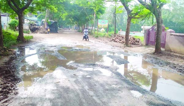 రోడ్డుపైకి ప్రవహిస్తున్న మురుగునీరు