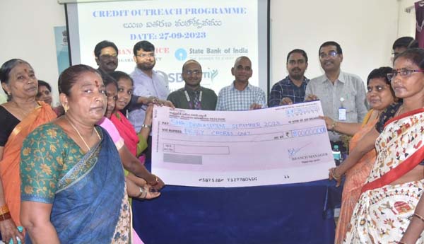 ఉపాధి కల్పించే స్థాయికి ఎదగాలి