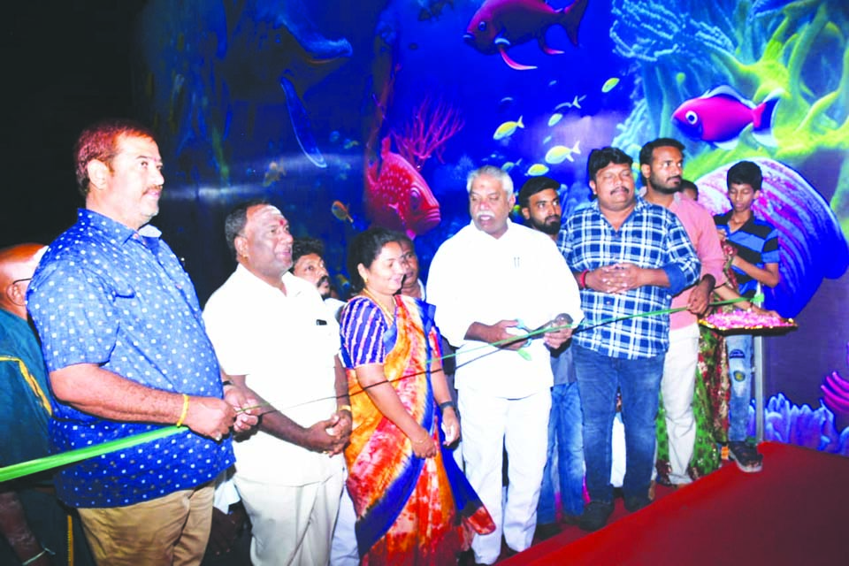 వాటర్‌ ఫిష్‌ టన్నెల్‌ ఎగ్జిబిషన్‌ ప్రారంభం