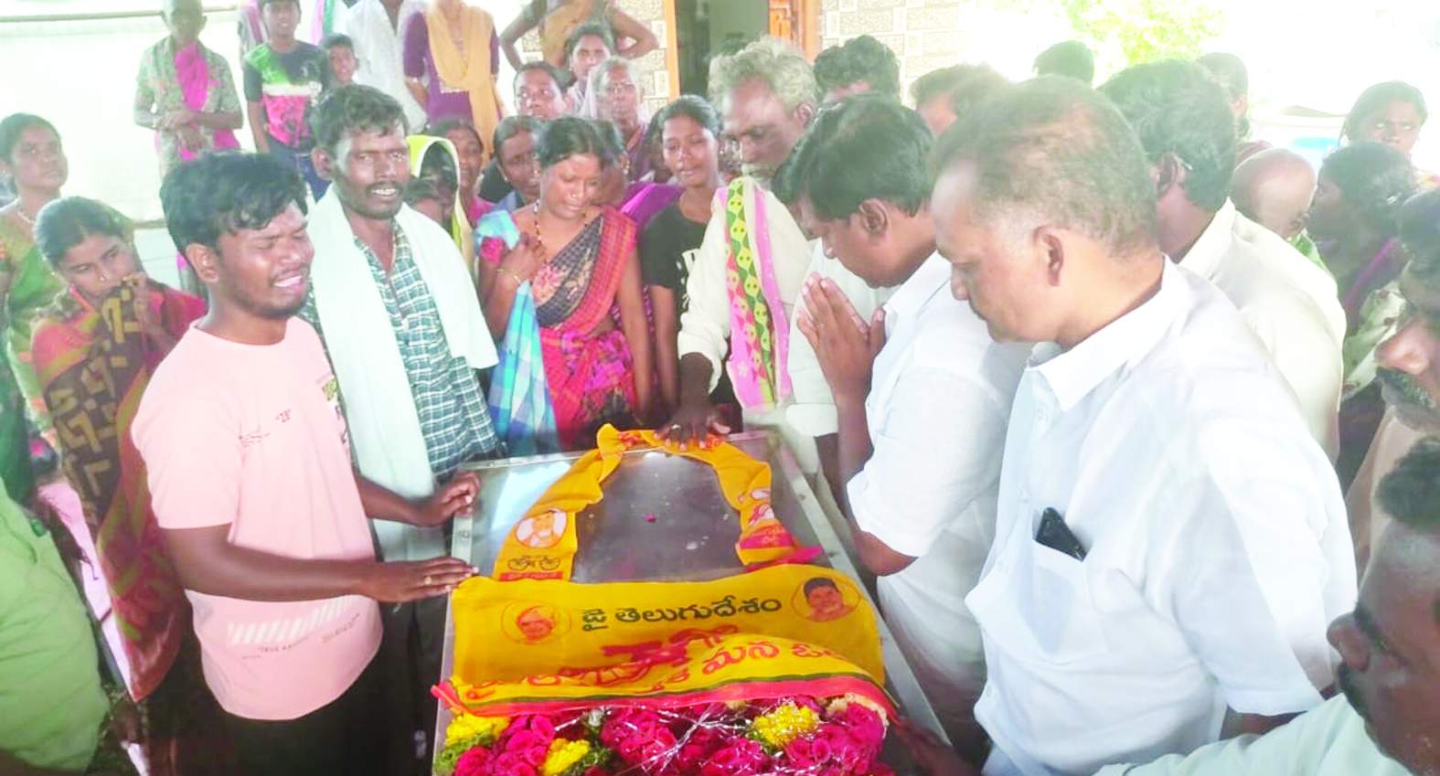 ఈరన్న మృతదేహాన్ని సందర్శిస్తున్న బీవీ