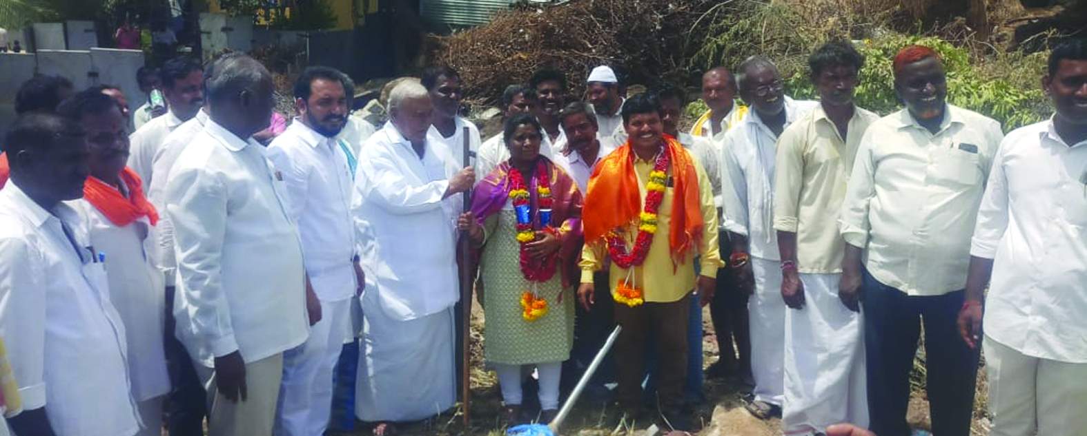 నీటి ట్యాంకుకు భూమి పూజ చేస్తున్న ఎంపిపి, సర్పంచి