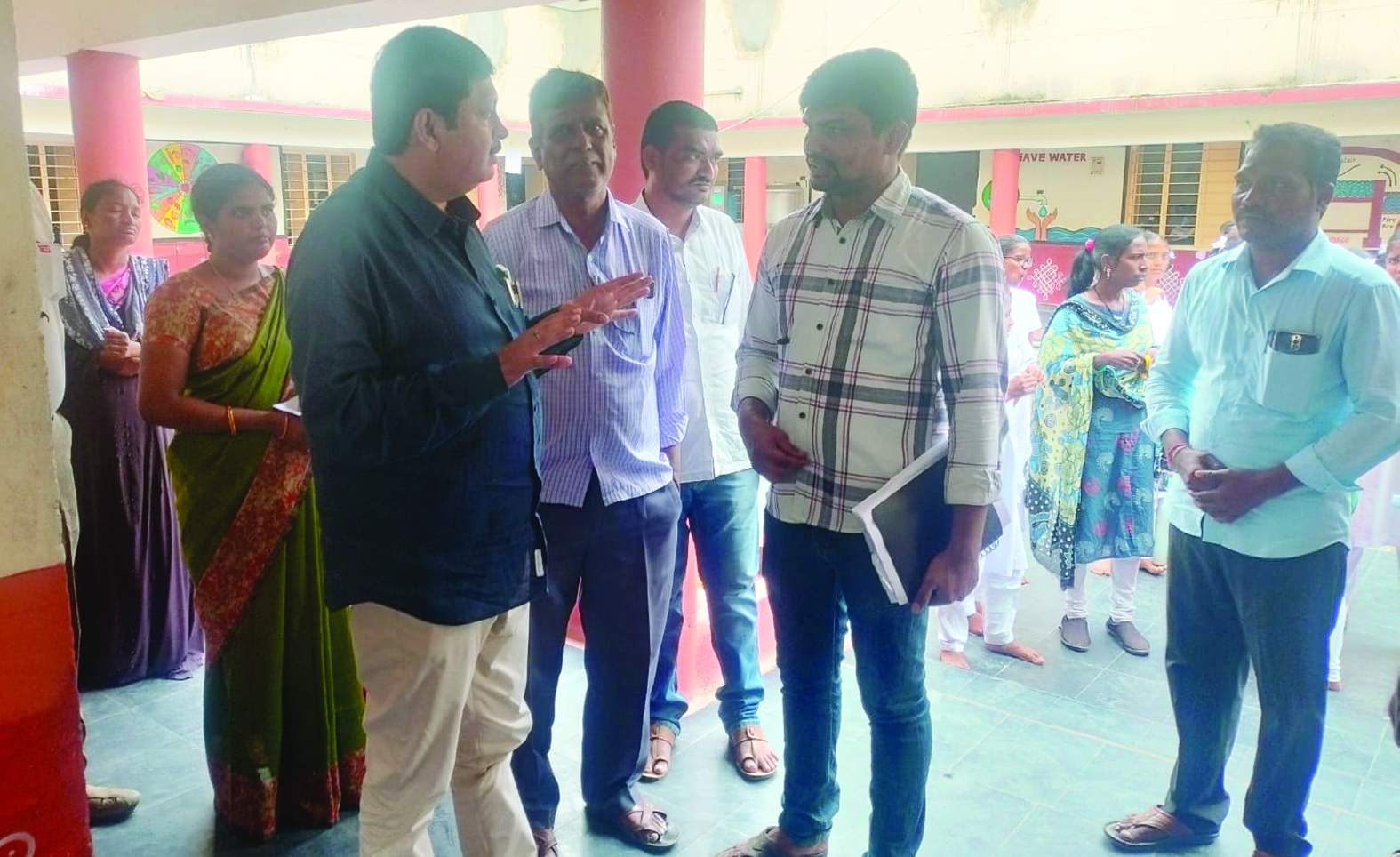 ఇంజినీరింగ్‌ అధికారితో మాట్లాడుతున్న వేణుగోపాల్‌