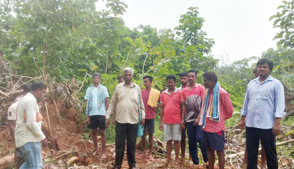 గిరిజనుల భూములకు రక్షణ కల్పించాలి