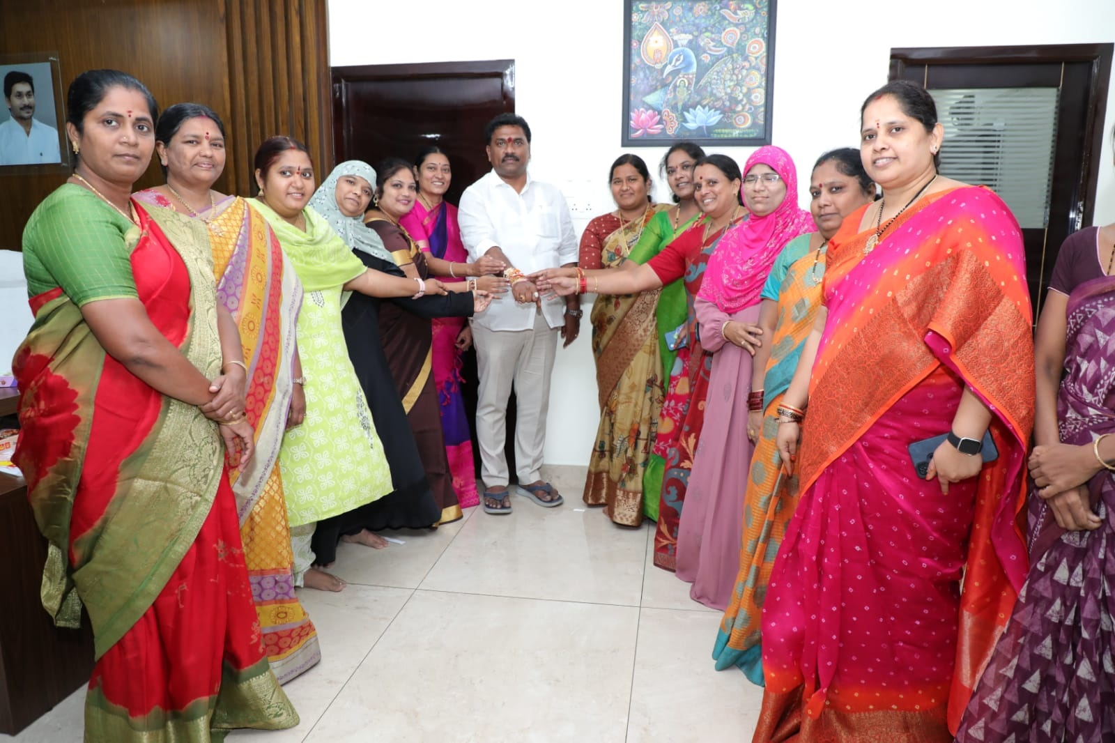 మేయర్‌కు రాఖీలు కట్టిన మహిళా కార్పొరేటర్లు