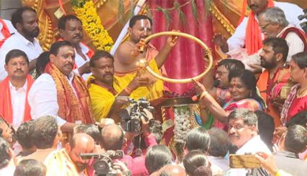 63-feet-Mahavinayakudu-in-Khairatabad-Governor-Tamilisai-in-first-puja