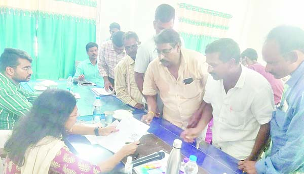  మా భూములకు పట్టాలివ్వండి