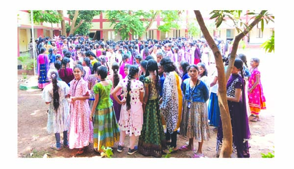 సమస్యలపై విద్యార్థుల నిరసన