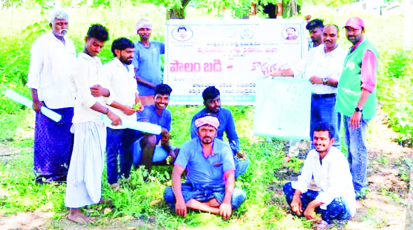 పొలంబడి నిర్వహిస్తున్న అధికారులు