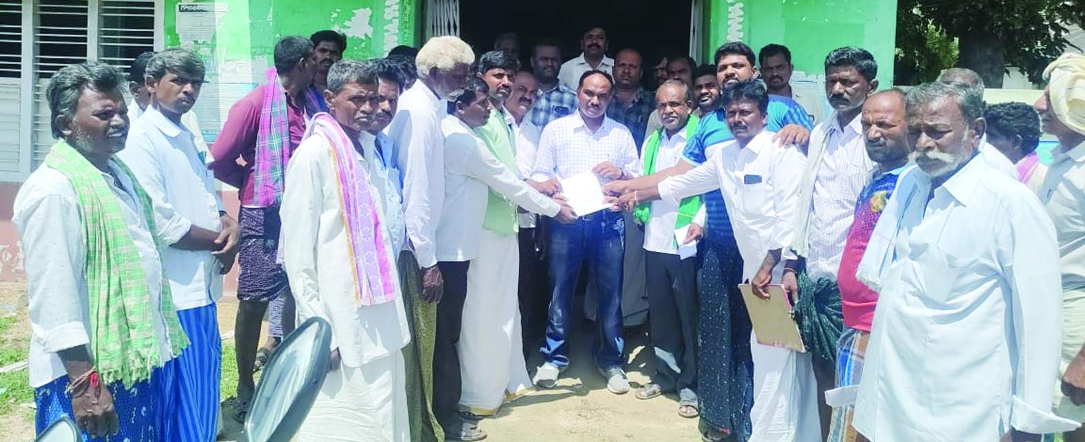 వినతిపత్రం అందజేస్తున్న నాయకులు