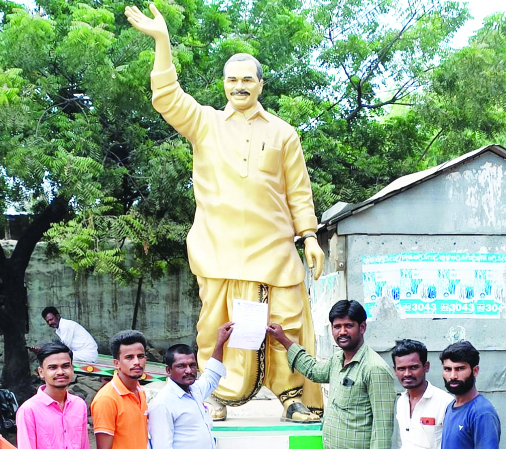 వైఎస్‌ఆర్‌ విగ్రహానికి వినతిపత్రం అందజేస్తున్న మీటర్‌ రీడర్స్‌