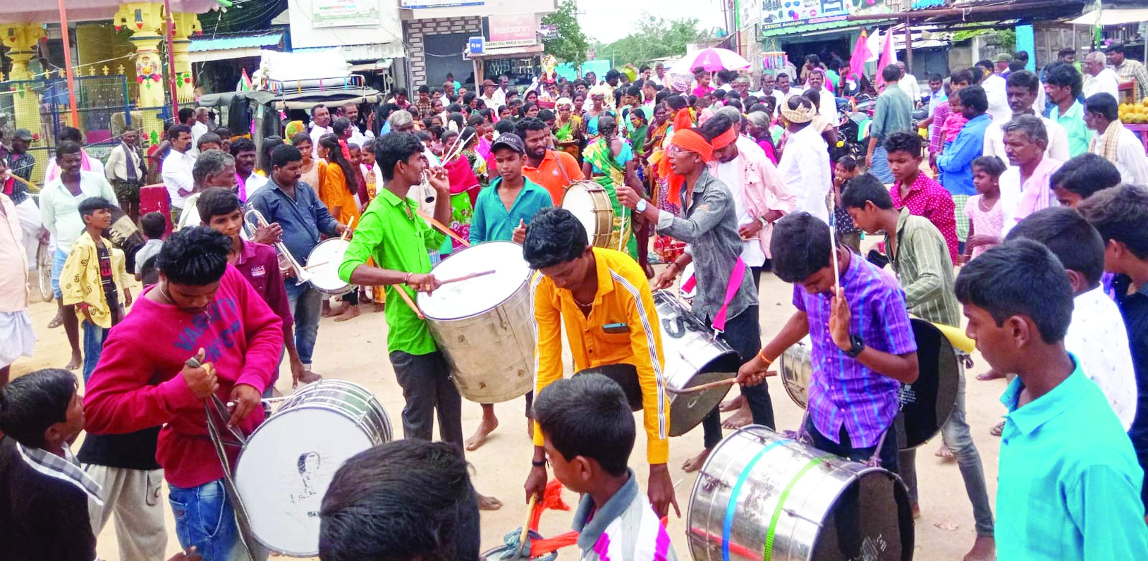 కుంభోత్సవంలో పాల్గొన్న ప్రజలు