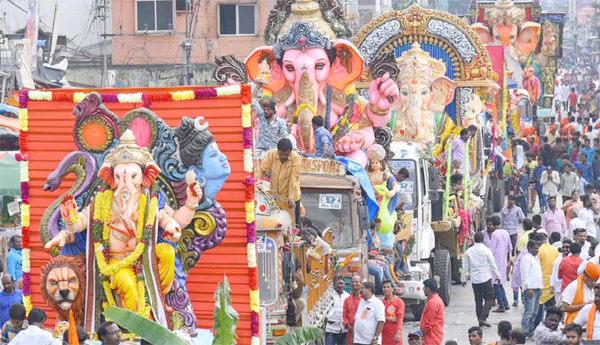 Ganesha-immersion-going-on-in-Hyderabad-Police-security-measures