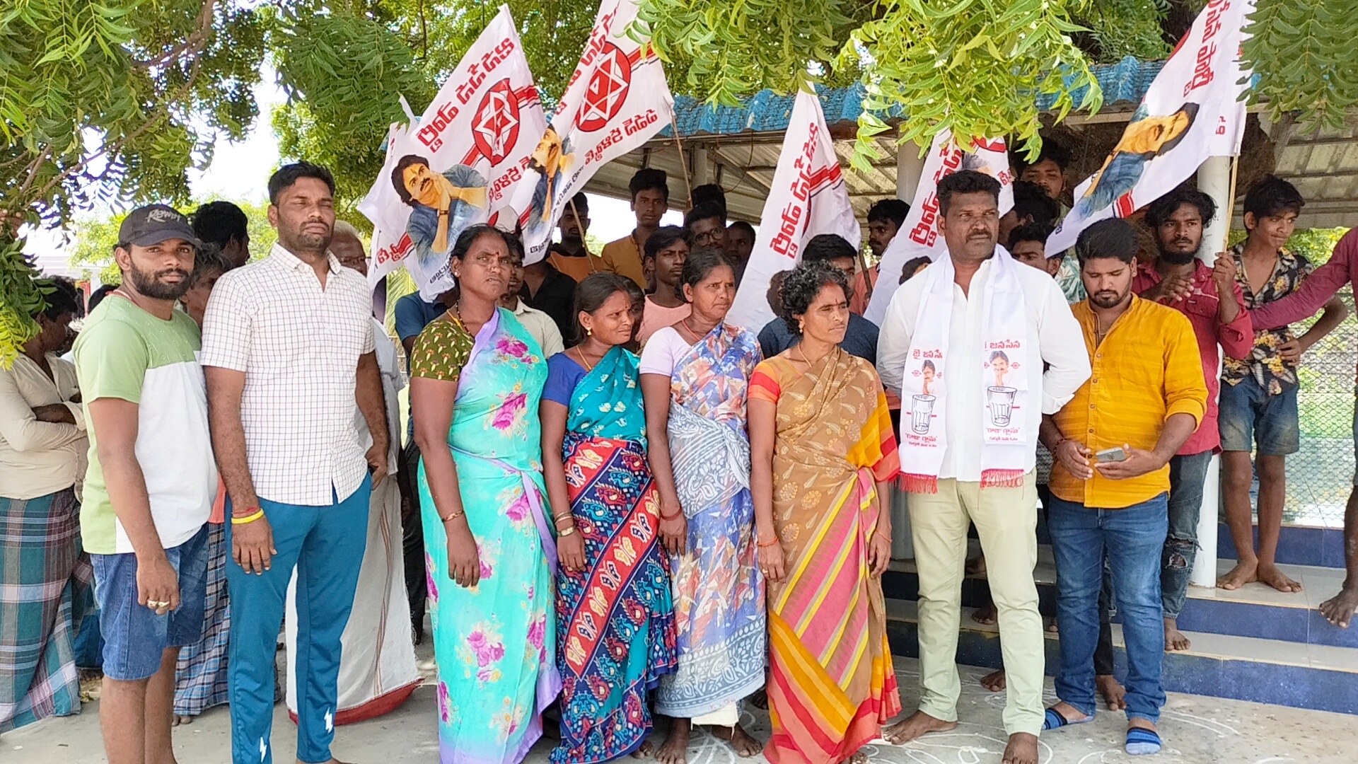బస్సు సౌకర్యం కల్పించాలి
