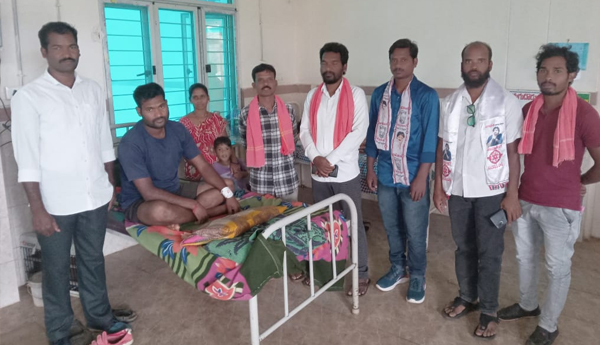 janasena-meet-patients-in-hospital