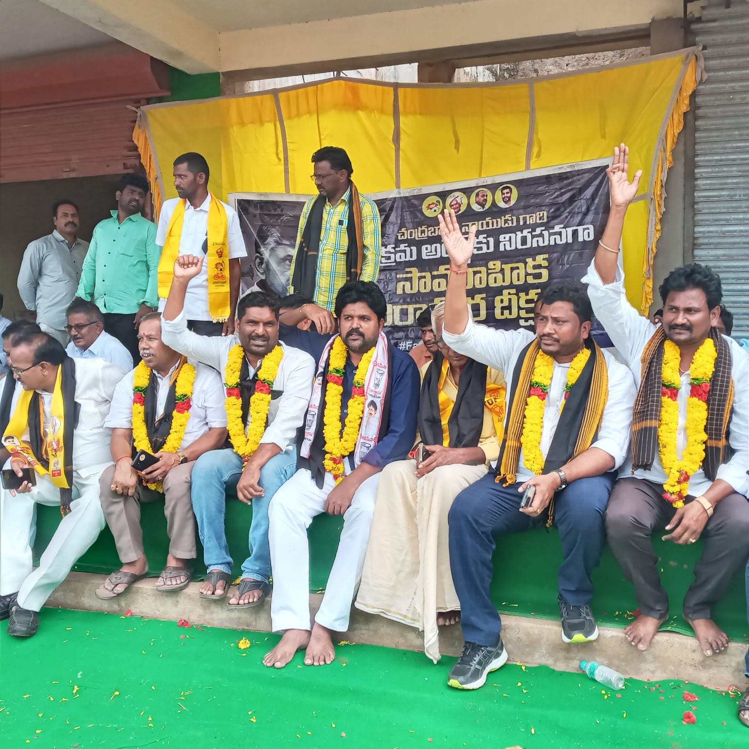 టిడిపి, జనసేన నాయకుల దీక్ష