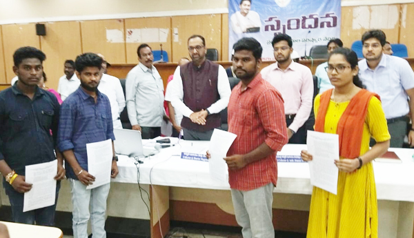 కారుణ్య నియామక పత్రాలు అందజేత