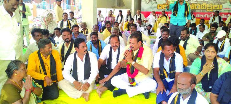 కొనసాగుతున్న రిలే నిరాహార దీక్షలు
