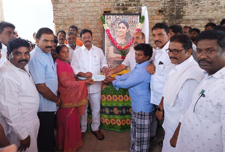 కీర్తి కుటుంబాన్ని ఆదుకుందాం