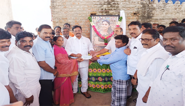 Financial-assistance-from-CM-Sahayanidhi-Sricity-to-Kirti-family-who-donated-organs