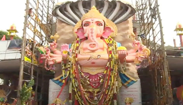 Crowd-at-Khairatabad-Bada-Ganesha-Police-security-tight