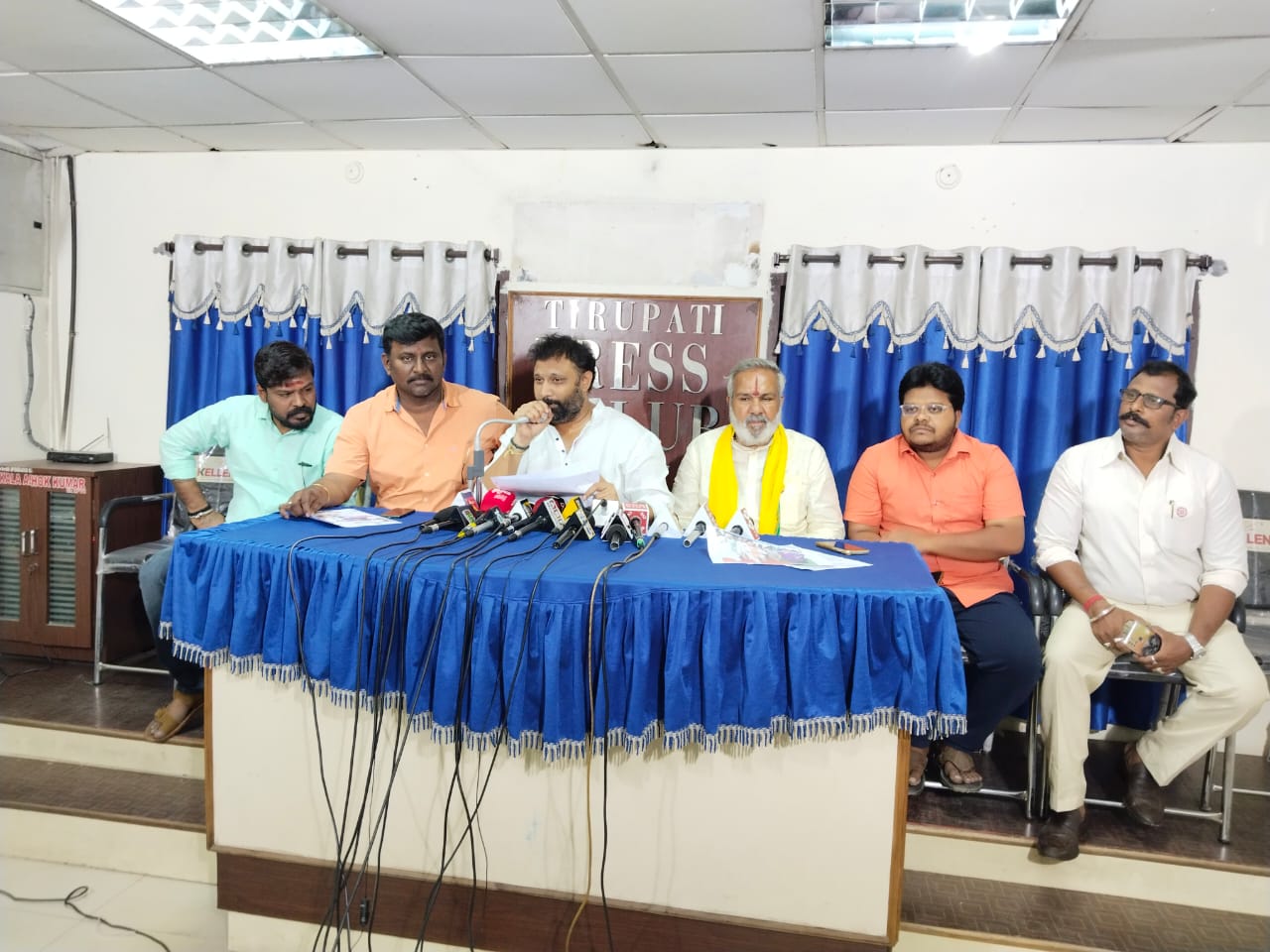 విలేకరుల సమావేశంలో మాట్లాడుతున్న కిరణ్‌రాయల్‌ 