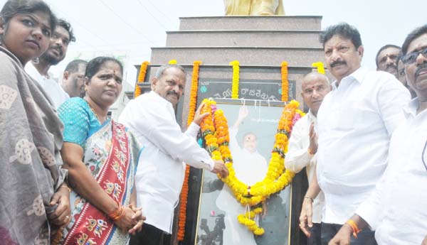 పేదల గుండెల్లో వైఎస్సార్‌ పదిలం