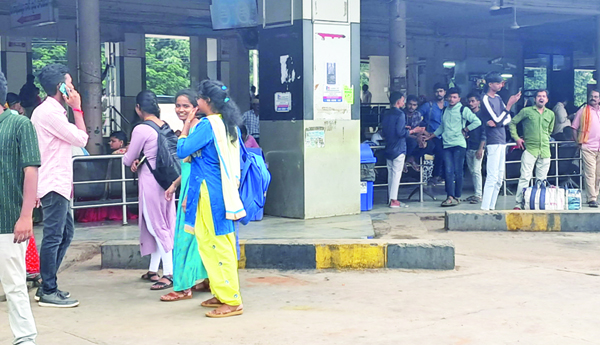 నిలిచిన బస్సులు