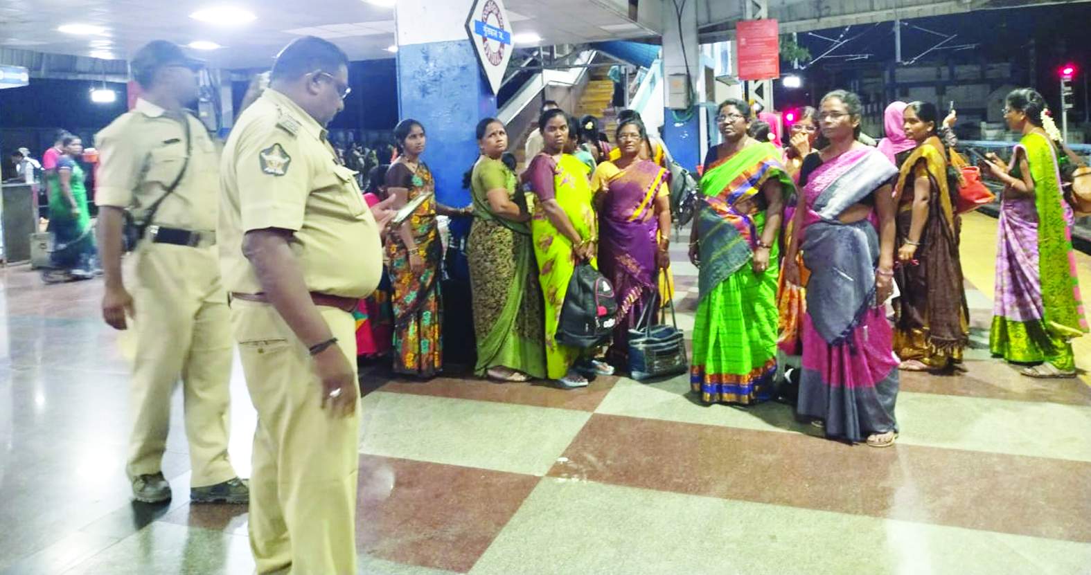 గుంతకల్‌ పోలీసుల అదుపులో ఉన్న అంగన్వాడీలు